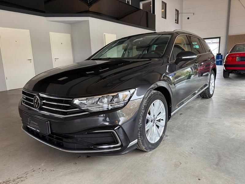 Grau Gebraucht 2022 VW Passat GTE Kombi | 19.950 € (Fairer Preis) - Bild 1/4