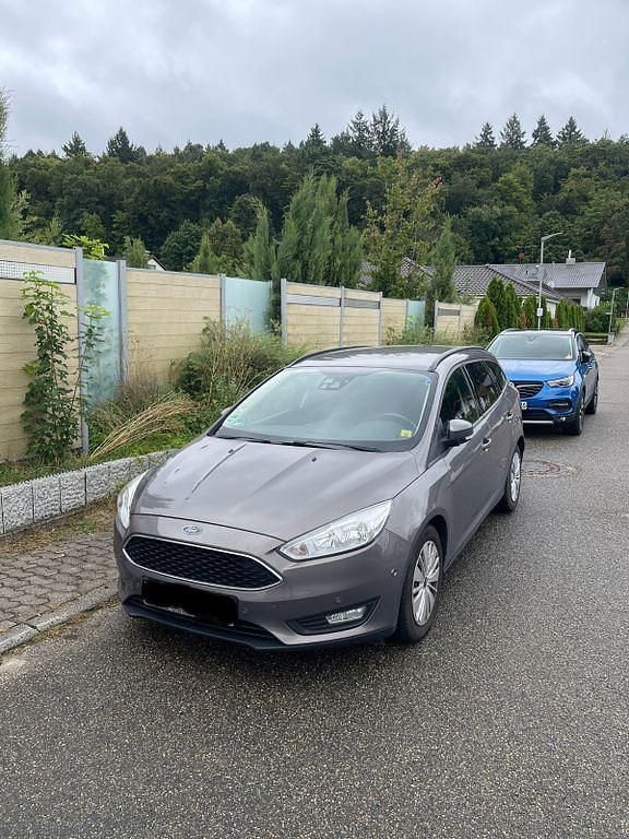 Grau Gebraucht 2015 Ford Focus Titanium Limousine | 4.950 € (Superpreis) - Bild 1/4