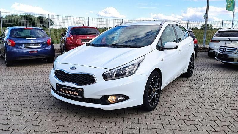 Weiß Gebraucht 2015 Kia Ceed Sportswagon Play Kombi | 10.490 € (Fairer Preis) - Bild 1/4