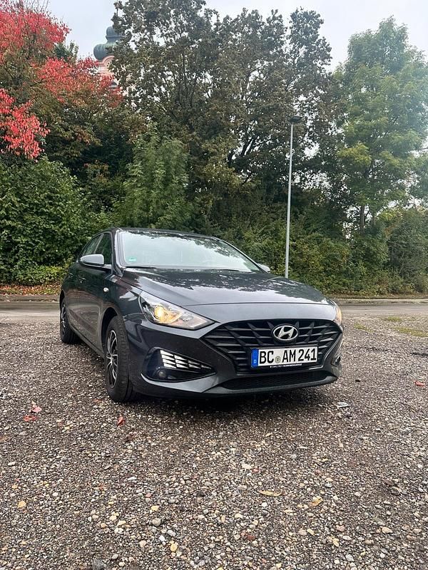 Grau Gebraucht 2022 Hyundai i30 Kleinwagen | 11.500 € (Superpreis) - Bild 1/4