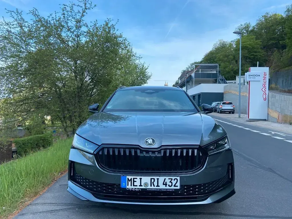 Neu Skoda Superb SportLine 193 PS (141 kW) 2026 Grau Kombi