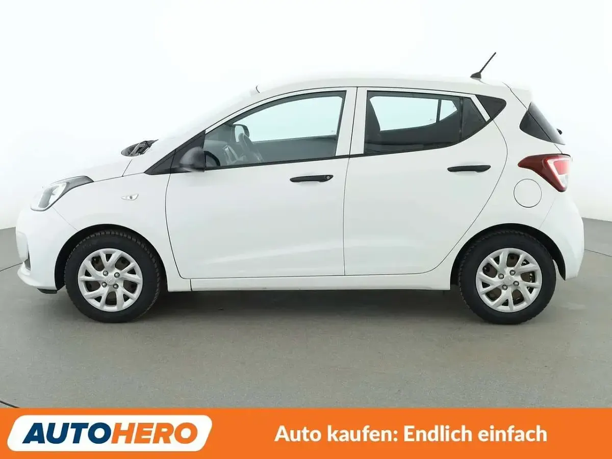 Gebraucht Hyundai i10 Basis 67 PS (49 kW) 2017 Polar white Kleinwagen
