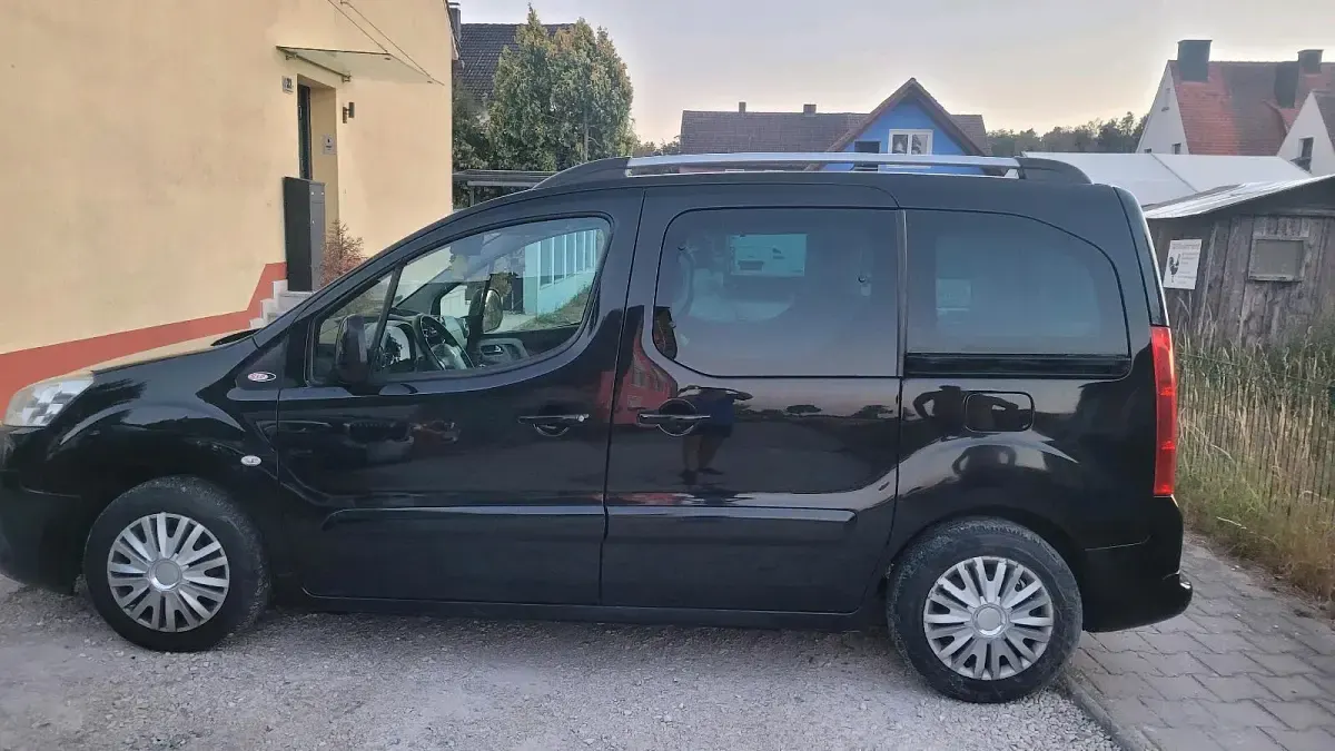 Gebraucht Peugeot Partner Tepee Tendance 114 PS (83 kW) 2011 Schwarz Van / Kleinbus