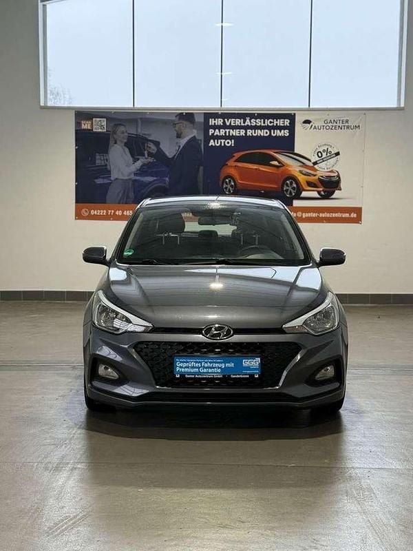 Gebraucht Hyundai i20 Select 75 PS (55 kW) 2020 Grau Kleinwagen