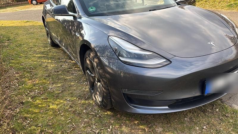 Grau Gebraucht 2019 Tesla Model 3 Long Range AWD Limousine | 15.999 € (Fairer Preis) - Bild 1/4
