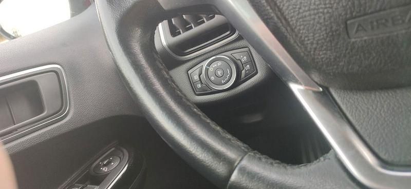 Gebraucht Ford B-MAX Titanium 125 PS (91 kW) 2017 Rot Van / Kleinbus