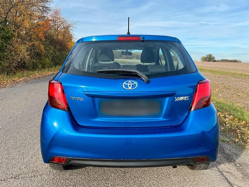 Gebraucht Toyota Yaris 69 PS (50 kW) 2015 Blau Kleinwagen