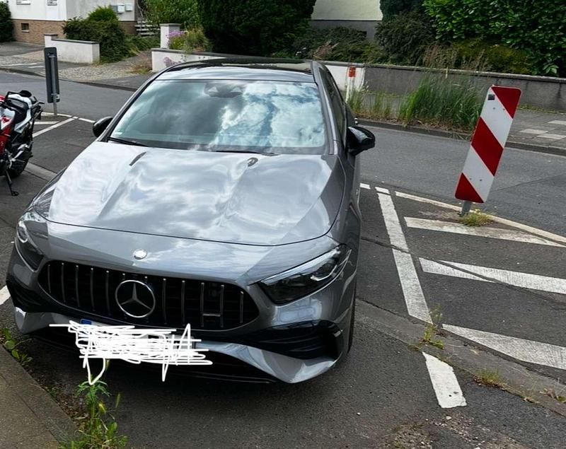 Grau Gebraucht 2023 Mercedes A35 AMG AMG Limousine | 44.000 € (Fairer Preis) - Bild 1/4