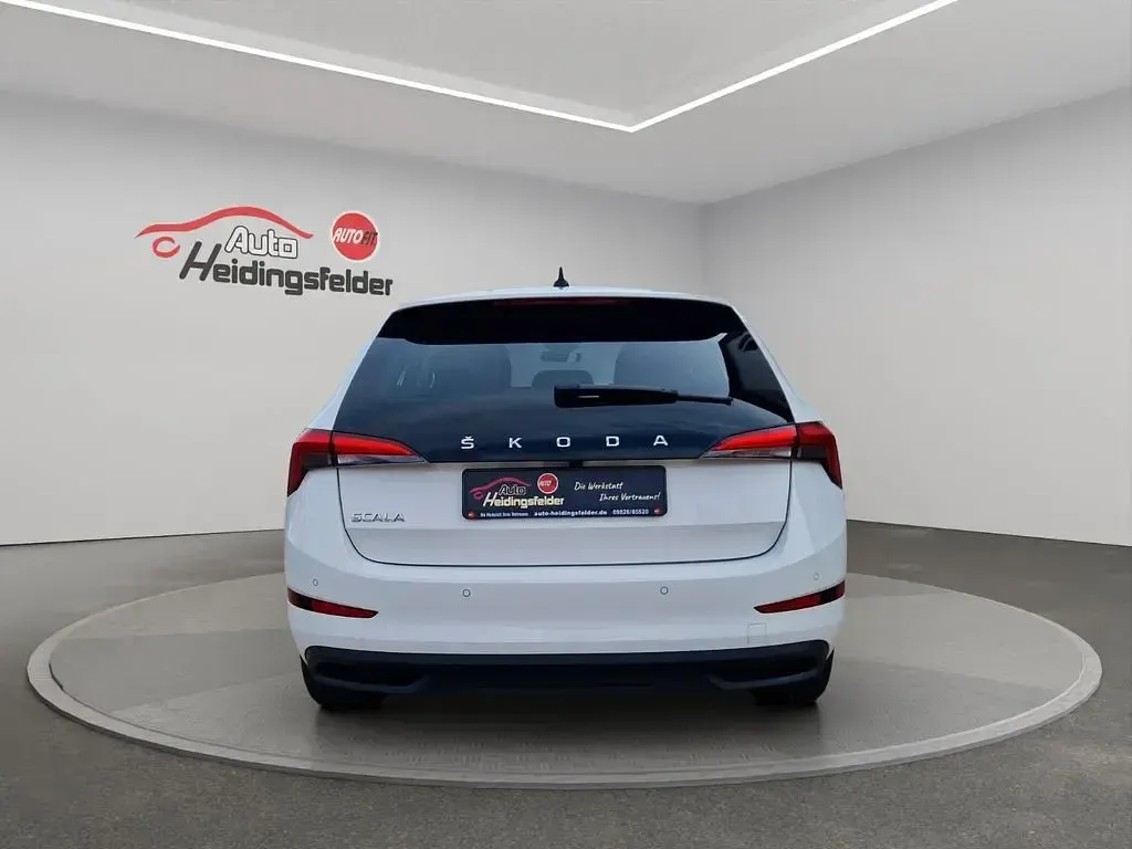 Gebraucht Skoda Scala Ambition 110 PS (80 kW) 2023 Weiß Kleinwagen
