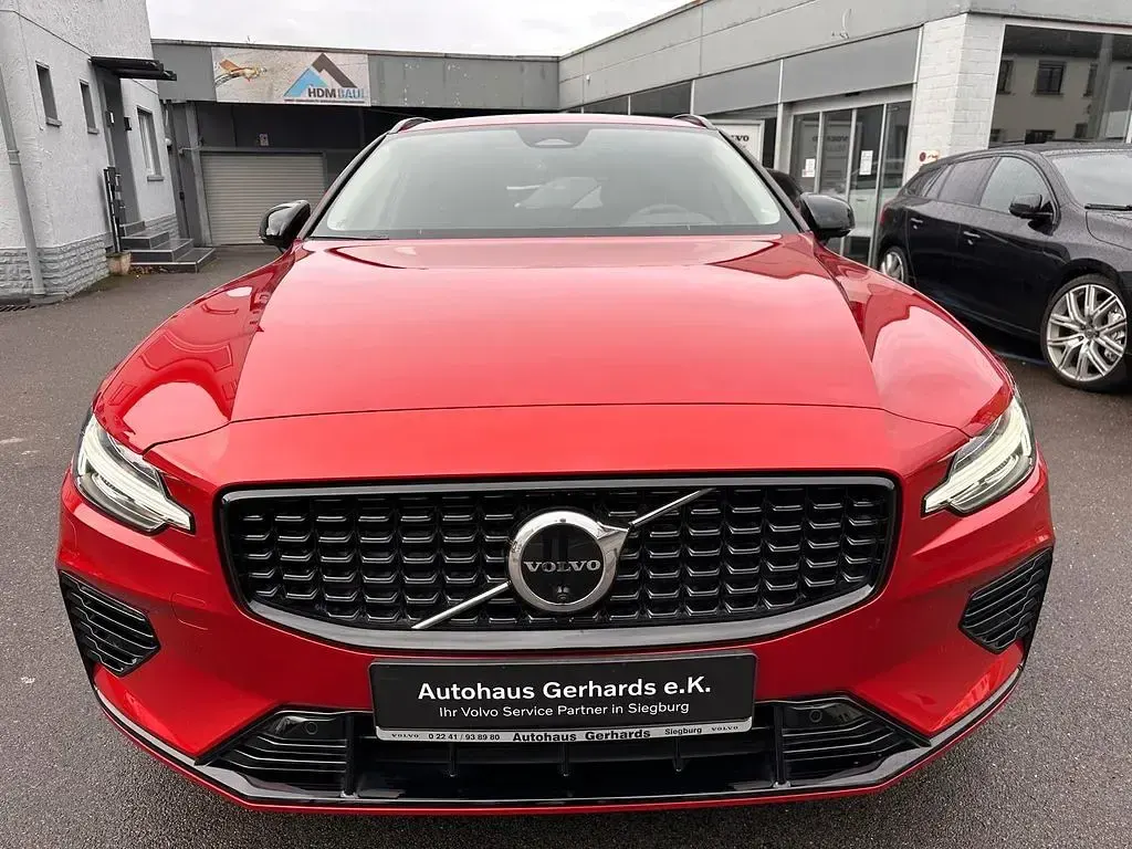 Używany Volvo V60 Ultimate 455 KM (334 kW) 2023 Czerwony Kombi