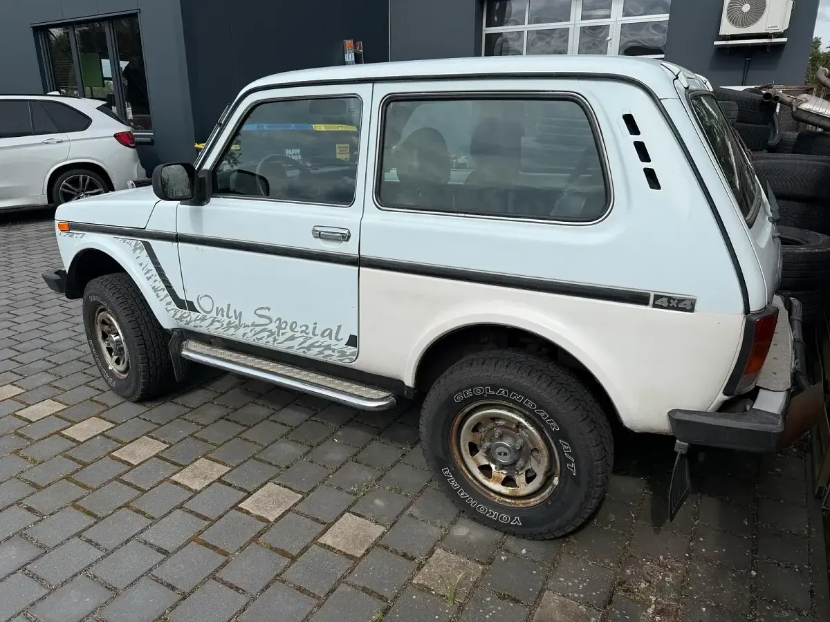 Usata Lada niva 74 CV (54 kW) 2011 Bianco SUV