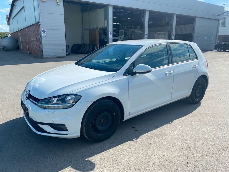 Weiß Gebraucht 2018 VW Golf VII Trendline Limousine | 8.450 € (Guter Preis) - Bild 1/4