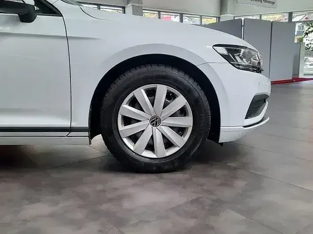 Gebraucht VW Passat 150 PS (110 kW) 2022 Gletscherweiß (metallic) Kombi