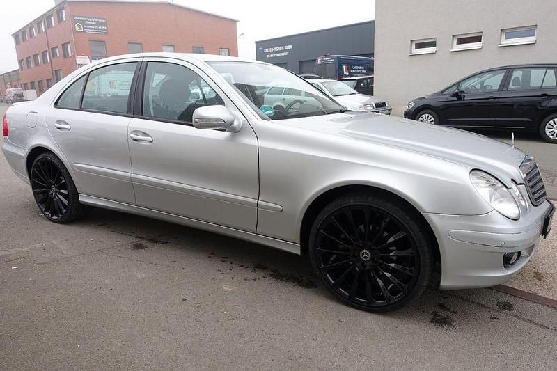 Gebraucht Mercedes E220 170 PS (125 kW) 2007 Iridiumsilber Limousine