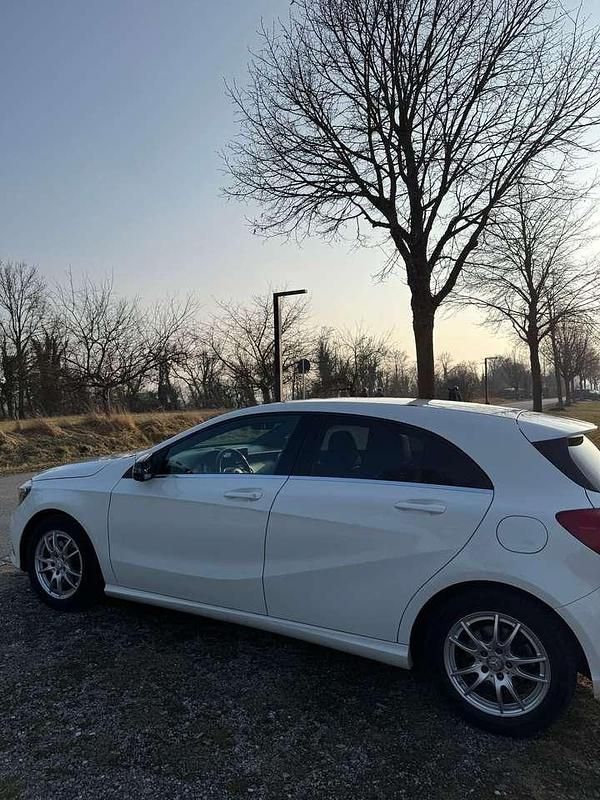 Gebraucht Mercedes A180 122 PS (89 kW) 2015 Weiß Kleinwagen