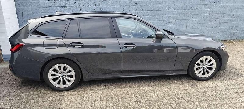 Grau Gebraucht 2020 BMW 318 Luxury Line Kombi | 20.300 € (Guter Preis) - Bild 1/4