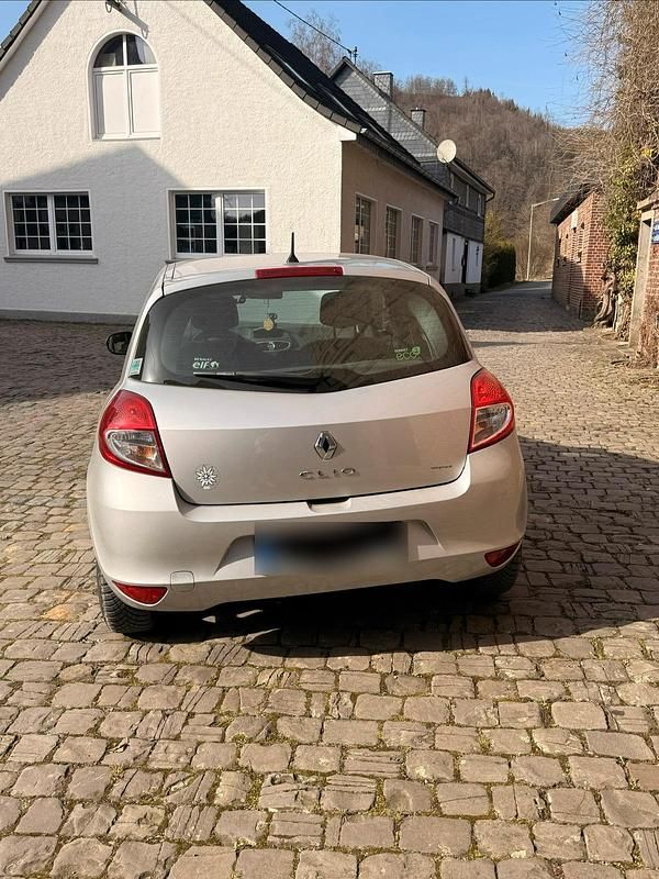 Gebraucht Renault Clio II Night&Day 75 PS (55 kW) 2011 Silber Kleinwagen