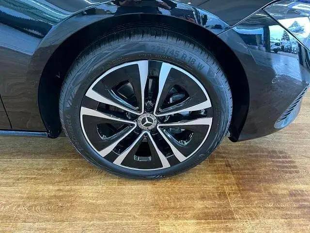 Gebraucht Mercedes CLA200 Progressive 163 PS (119 kW) 2024 Kosmosschwarz Coupé