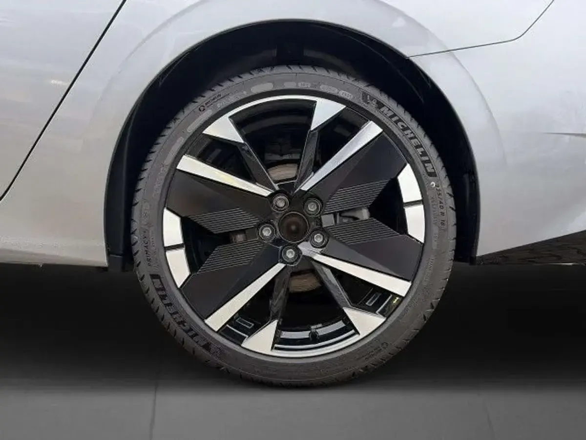 Neu Peugeot 308 Comfort 145 PS (106 kW) 2026 Artense silber Kombi