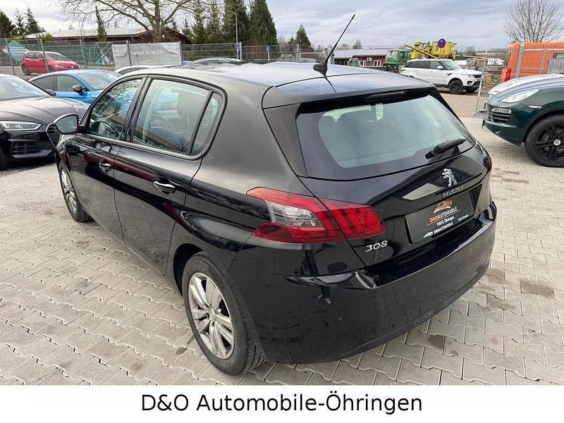 Gebraucht Peugeot 308 Active 110 PS (80 kW) 2020 Schwarz Limousine