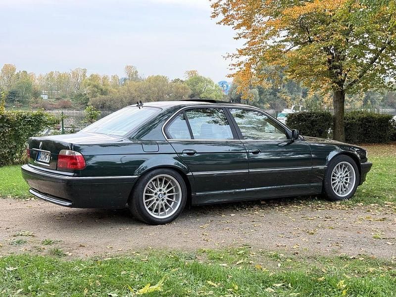 Grün Gebraucht 2001 BMW 740 M Sport Limousine | 15.800 € (Guter Preis) - Bild 1/4