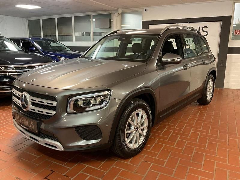 Mountaingrey (metallic) Gebraucht 2021 Mercedes GLB180 SUV | 26.989 € (Guter Preis) - Bild 1/4
