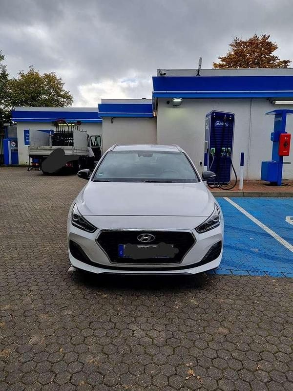 Weiß Gebraucht 2018 Hyundai i30 Premium Kombi | 13.500 € (Guter Preis) - Bild 1/4
