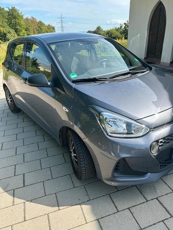 Grau Gebraucht 2017 Hyundai i10 Kleinwagen | 5.500 € (Guter Preis) - Bild 1/4