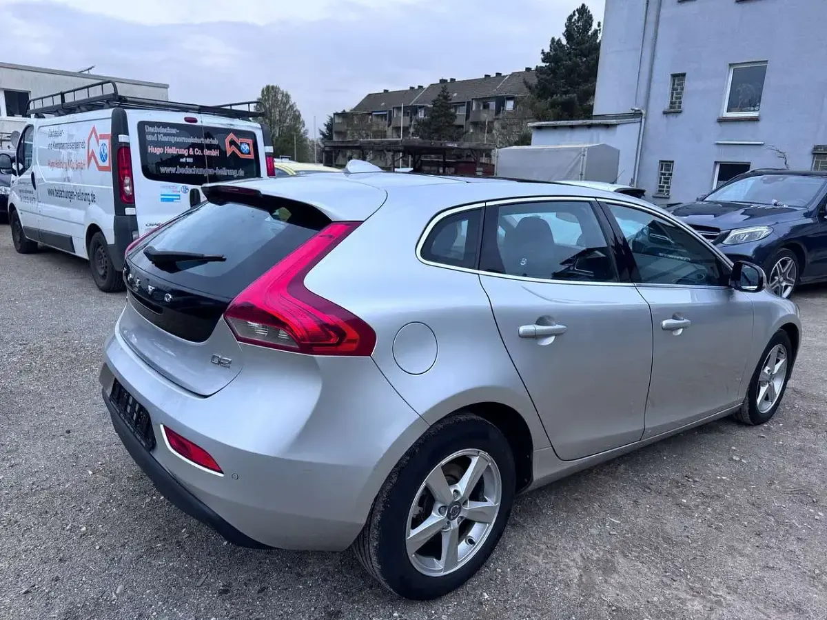 Second-hand Volvo V40 114 CP (83 kW) 2012 Argintiu Hatchback