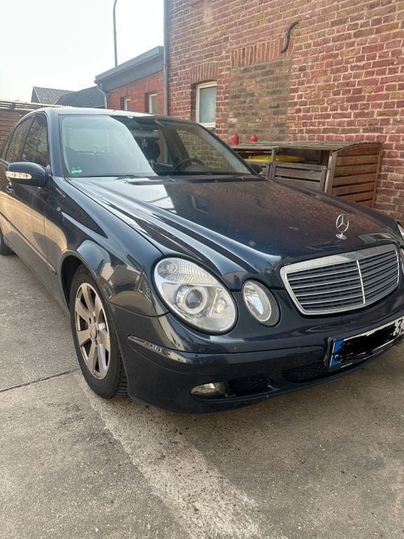 Schwarz Gebraucht 2005 Mercedes E200 Classic Limousine | 2.800 € - Bild 1/4