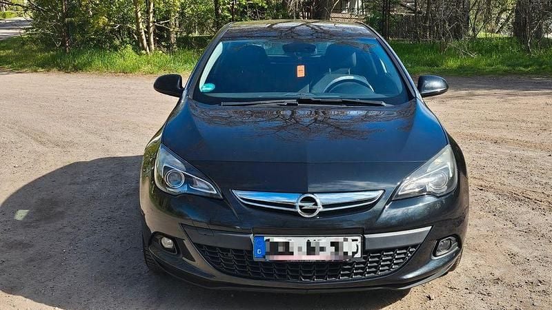 Używany Opel Astra GTC Edition 101 KM (74 kW) 2012 Czarny Sedan/Limuzyna