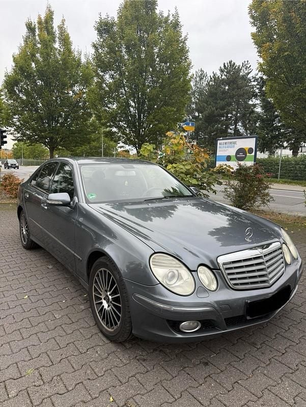 Blau Gebraucht 2007 Mercedes E320 Limousine | 3.700 € (Superpreis) - Bild 1/4