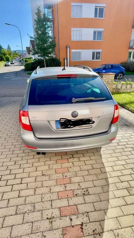 Gebraucht Skoda Superb 140 PS (102 kW) 2013 Silber Kombi