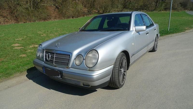 Gebraucht Mercedes E230 Classic 150 PS (110 kW) 1996 Silber Limousine