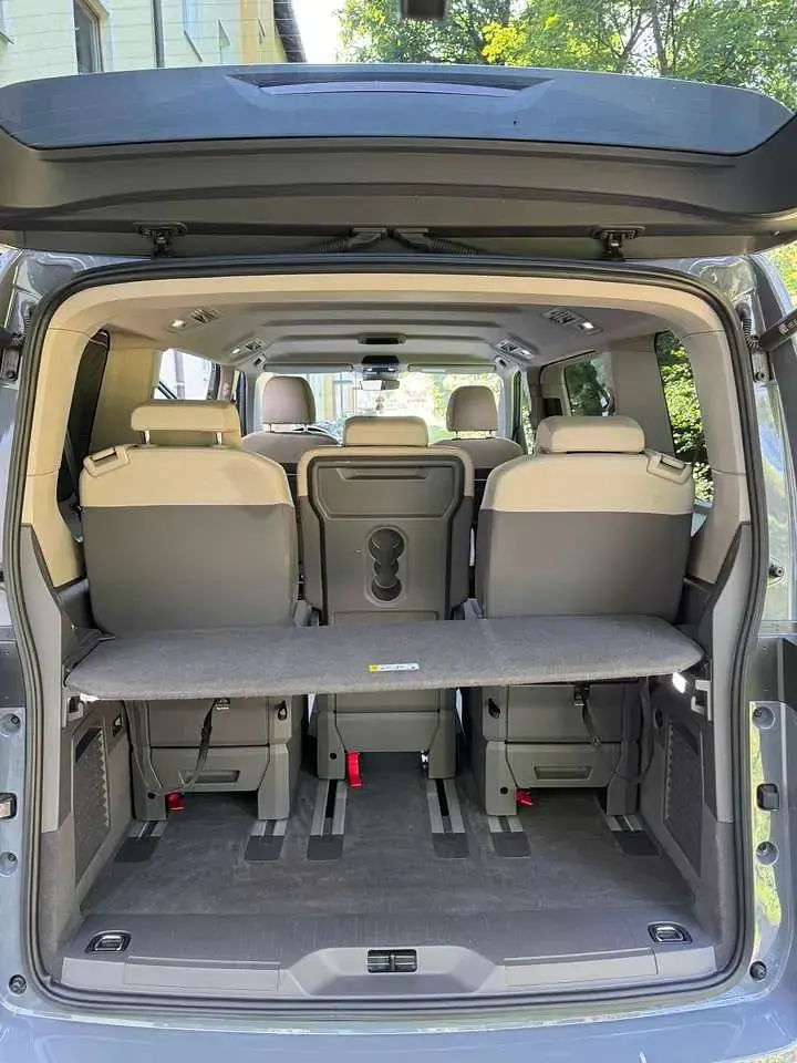 Gebraucht VW Multivan Life 150 PS (110 kW) 2023 Grau Van / Kleinbus