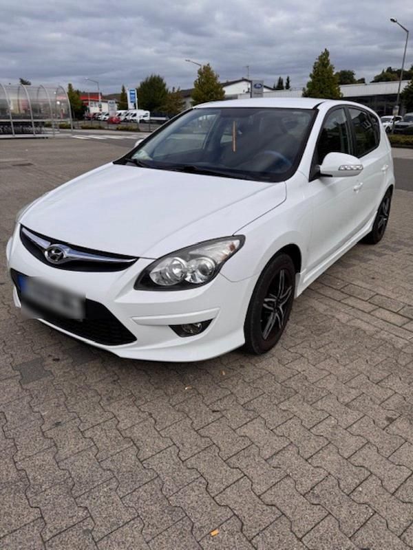 Weiß Gebraucht 2011 Hyundai i30 Style Limousine | 5.799 € (Teuer) - Bild 1/4