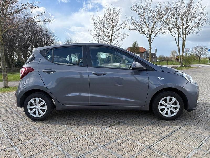 Gebraucht Hyundai i10 Select 67 PS (49 kW) 2018 Grau Kleinwagen