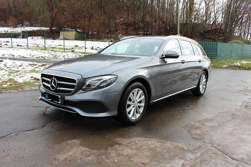 Grau Gebraucht 2019 Mercedes E220 Limousine | 29.500 € (Guter Preis) - Bild 1/4