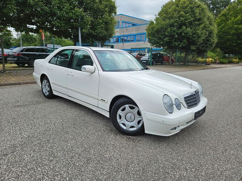 Weiß Gebraucht 2001 Mercedes E200 Classic Limousine | 9.999 € - Bild 1/4