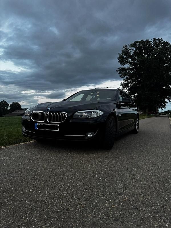 Schwarz Gebraucht 2013 BMW 520 Kombi | 9.500 € (Superpreis) - Bild 1/4