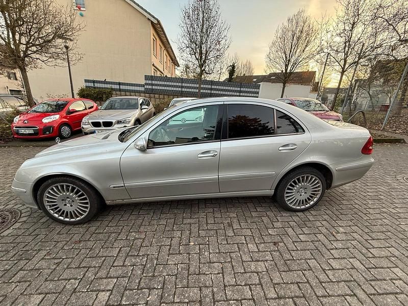 Gebraucht Mercedes E220 150 PS (110 kW) 2003 Silber Limousine