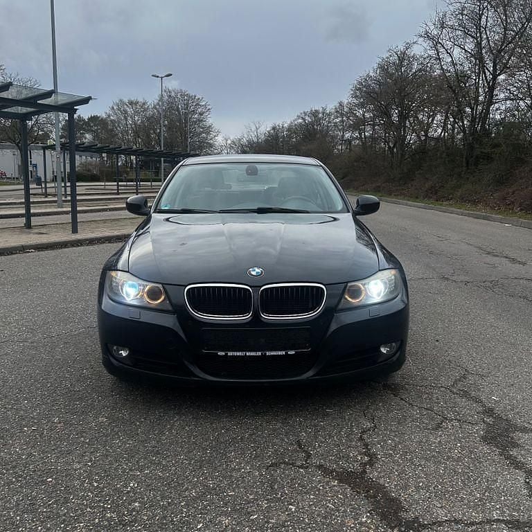 Gebraucht BMW 320 184 PS (135 kW) 2010 Schwarz Limousine