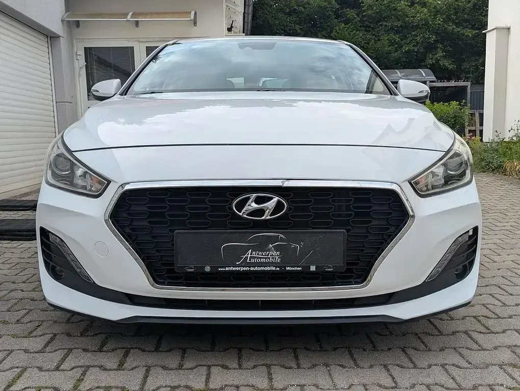 Gebraucht Hyundai i30 Select 120 PS (88 kW) 2020 Polar white Limousine