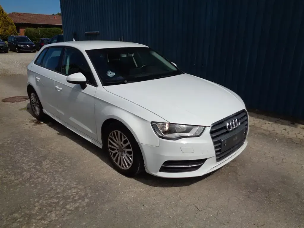 Gebraucht Audi A3 Attraction 110 PS (80 kW) 2015 Weiß Limousine