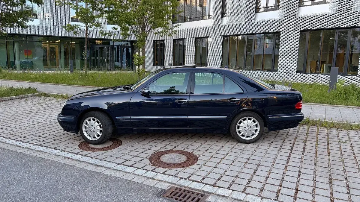 Gebraucht Mercedes E240 Elegance 170 PS (125 kW) 2001 Blau Limousine