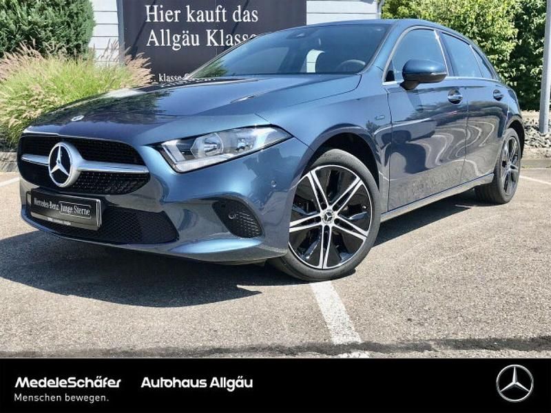 Denimblau (metallic) Gebraucht 2021 Mercedes A250 Style Limousine | 22.979 € (Fairer Preis) - Bild 1/4