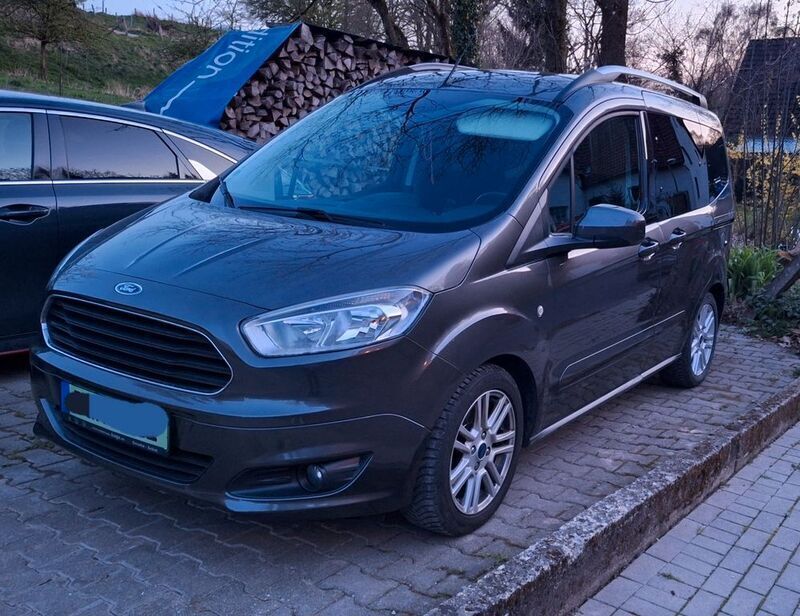 Grau Gebraucht 2018 Ford Tourneo Courier Titanium Van / Kleinbus | 10.900 € (Guter Preis) - Bild 1/4