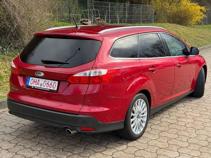 Gebraucht Ford Focus Titanium 150 PS (110 kW) 2011 Rot Limousine