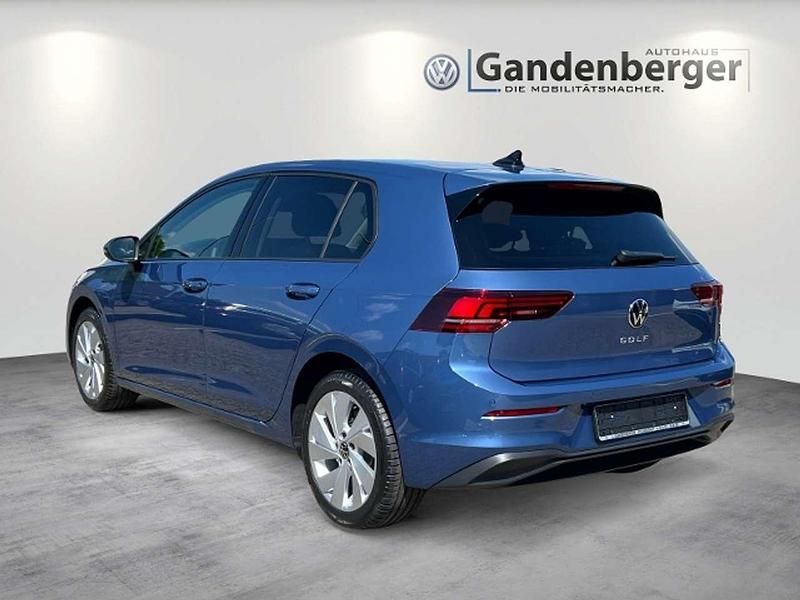 Gebraucht VW Golf Life 116 PS (85 kW) 2024 Anemonenblau metallic Limousine