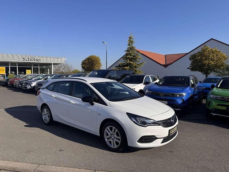 Usado Opel Astra Edition 122 HP (89 kW) 2022 Branco Citadino